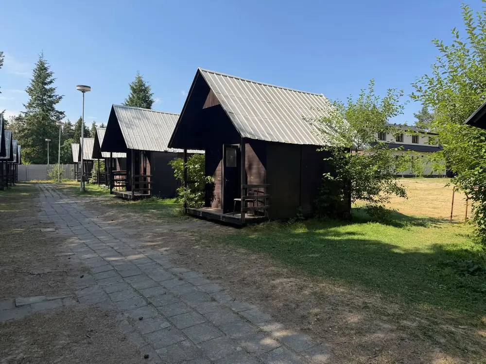 Chatky z druhé strany areálu