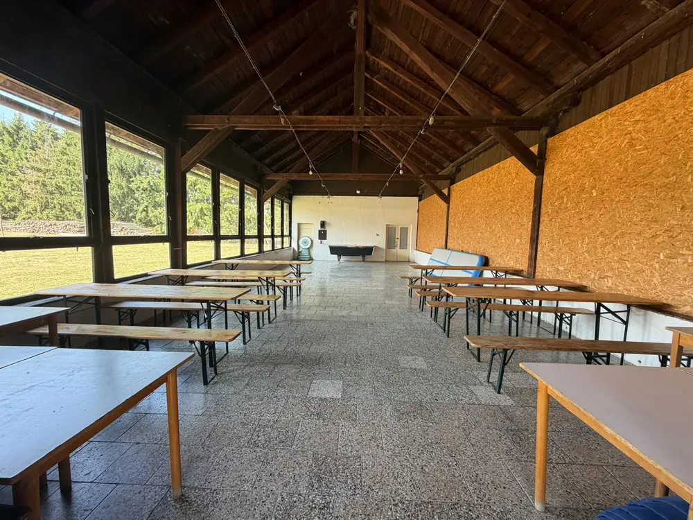 Stodola z druhého konce, stoly a lavice