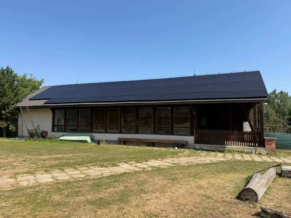 Stodola zvenku, na střeše solární panely